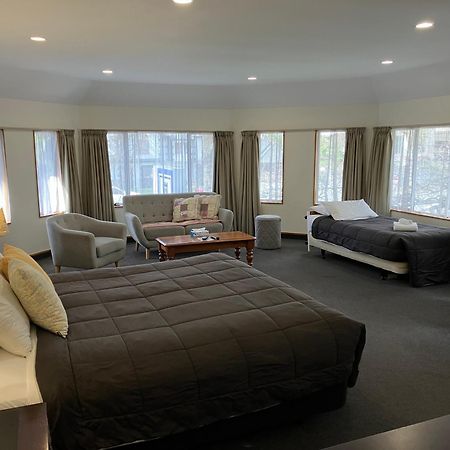 Fitzherbert Castle Motel Палмерстън Норт Екстериор снимка