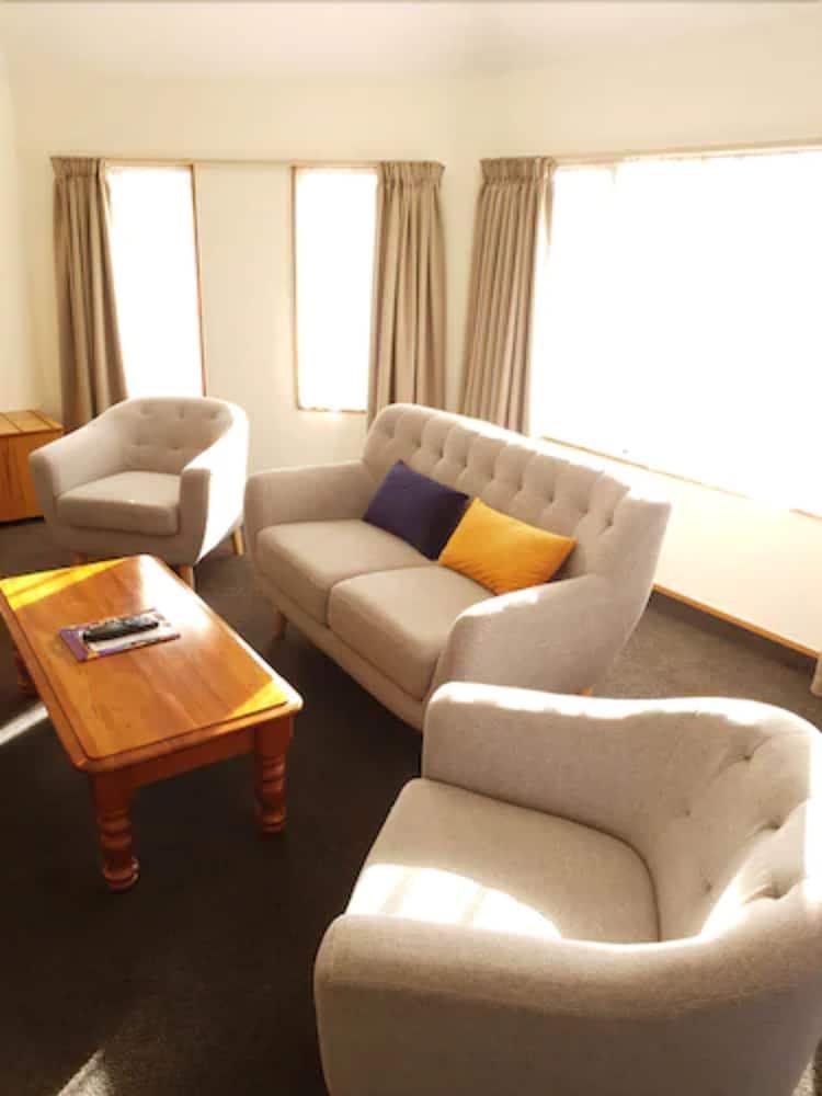 Fitzherbert Castle Motel Палмерстън Норт Екстериор снимка
