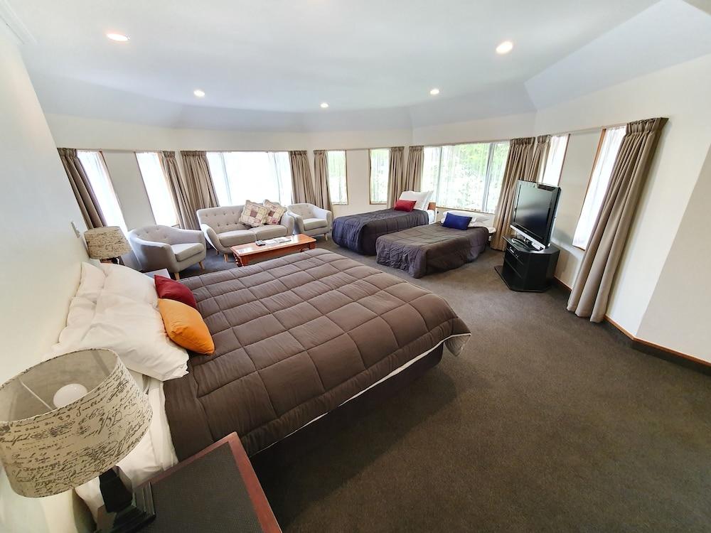 Fitzherbert Castle Motel Палмерстън Норт Екстериор снимка