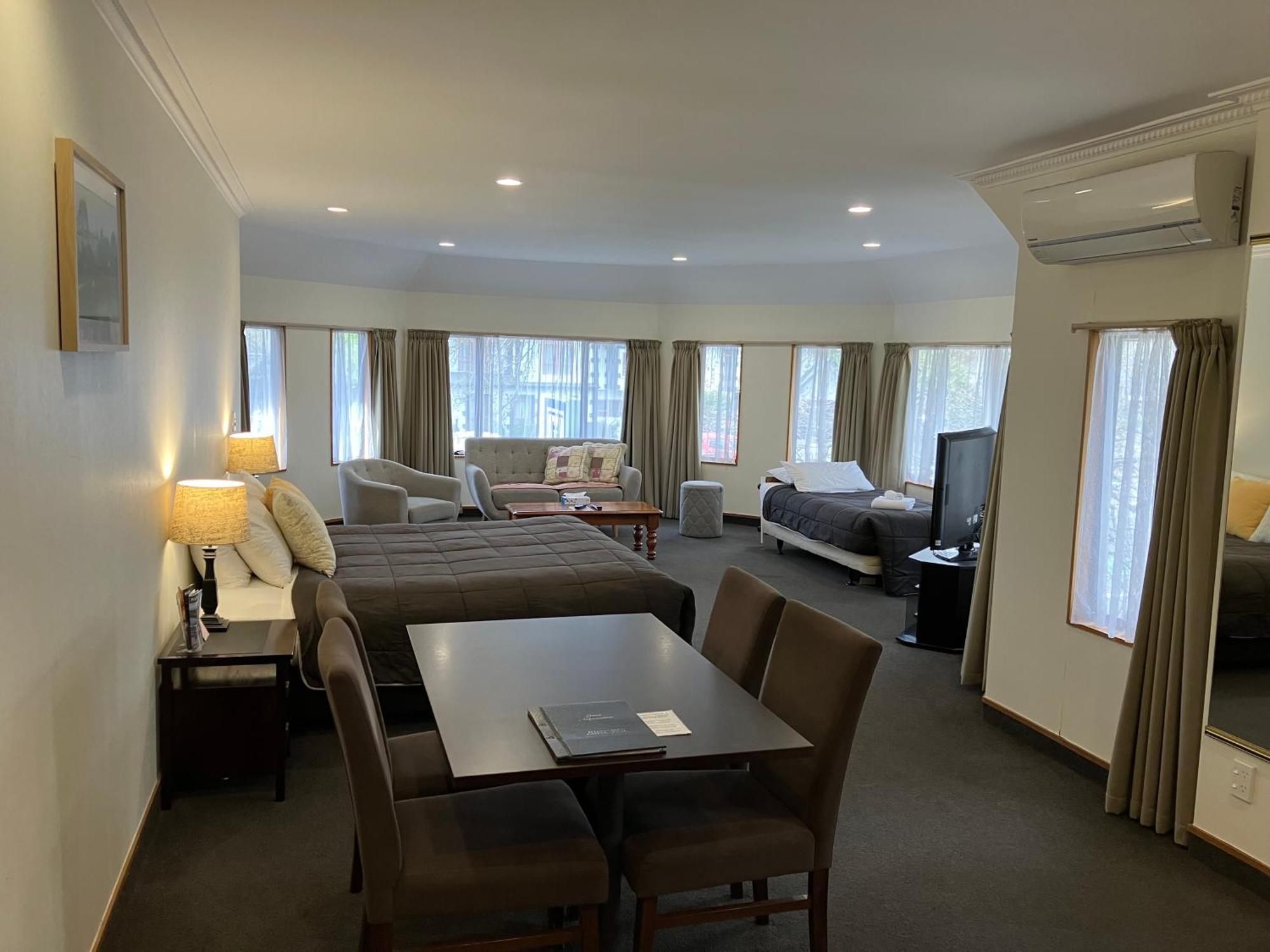 Fitzherbert Castle Motel Палмерстън Норт Екстериор снимка