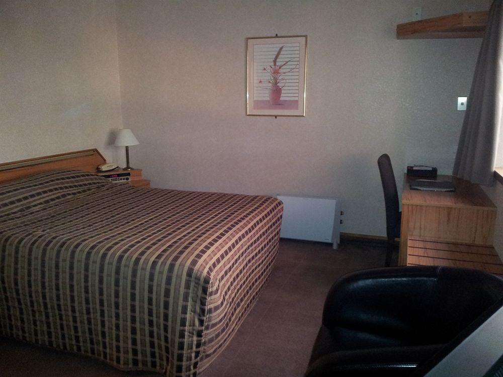 Fitzherbert Castle Motel Палмерстън Норт Екстериор снимка