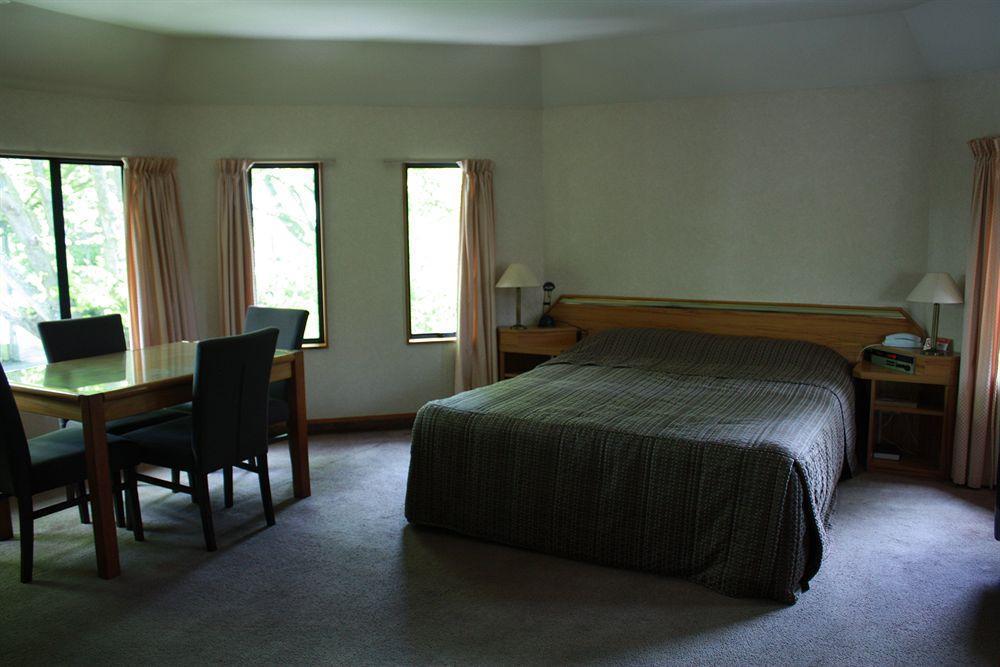 Fitzherbert Castle Motel Палмерстън Норт Екстериор снимка