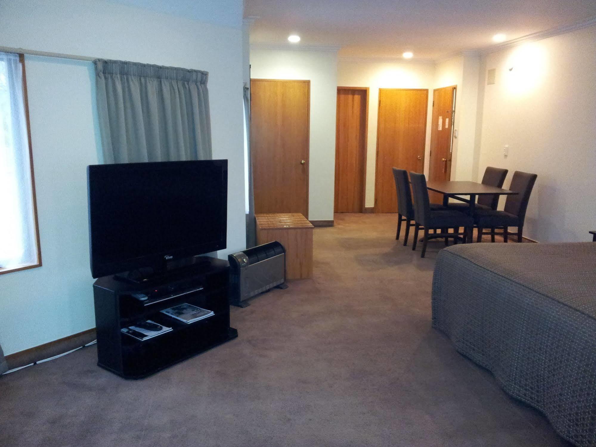 Fitzherbert Castle Motel Палмерстън Норт Екстериор снимка