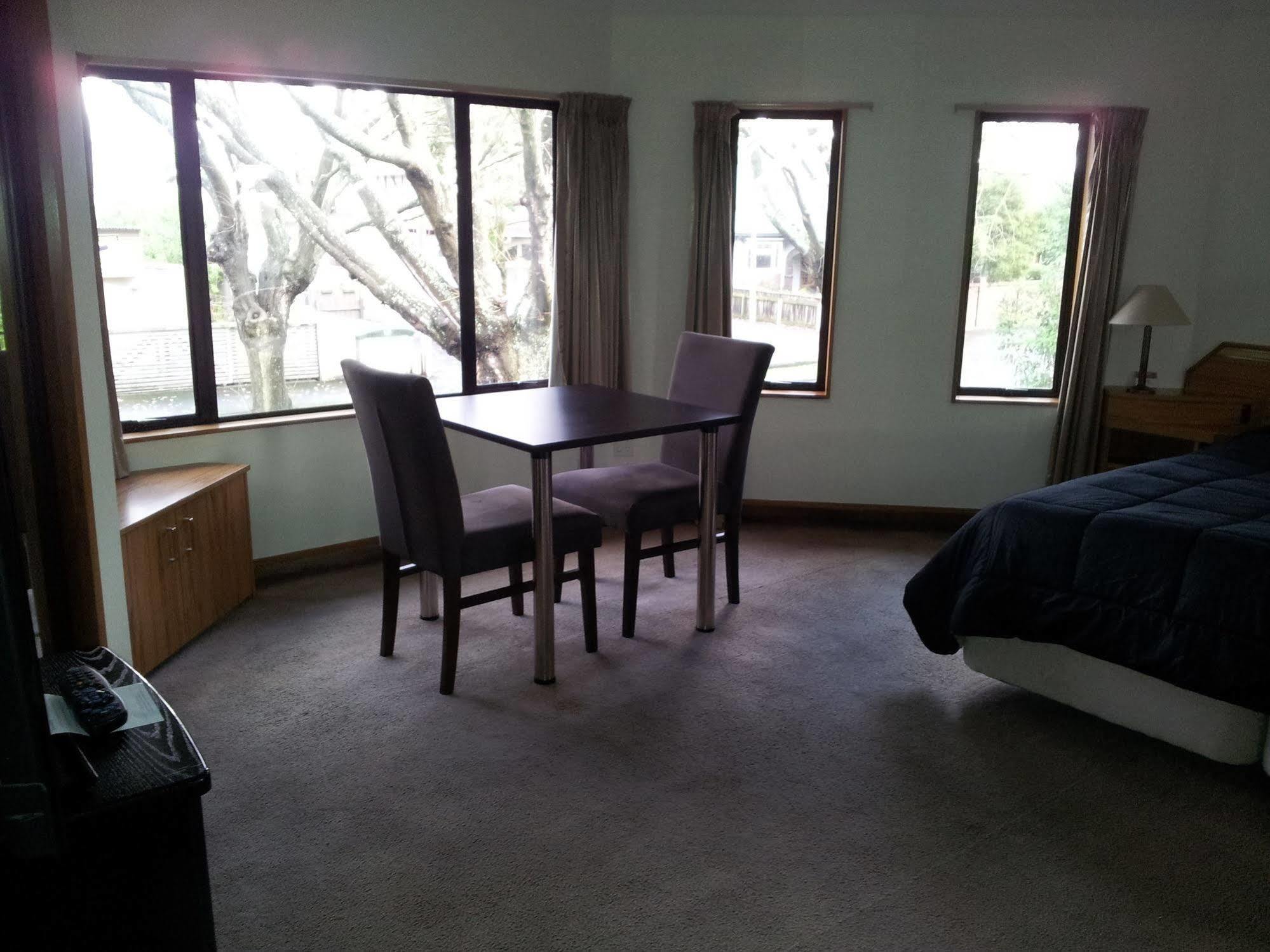 Fitzherbert Castle Motel Палмерстън Норт Екстериор снимка
