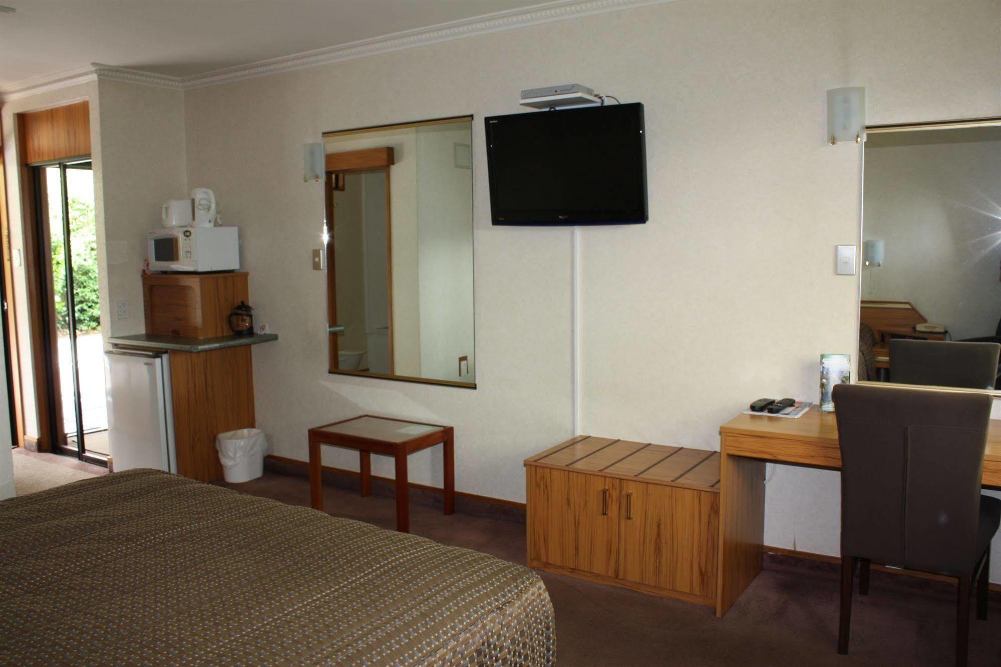 Fitzherbert Castle Motel Палмерстън Норт Екстериор снимка