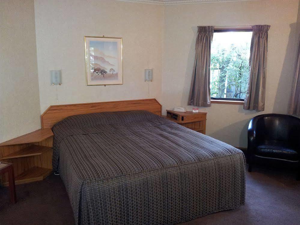 Fitzherbert Castle Motel Палмерстън Норт Екстериор снимка