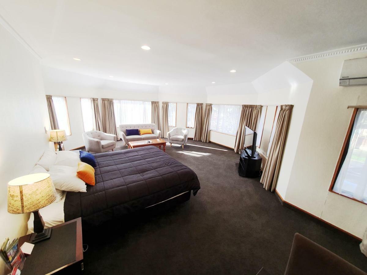 Fitzherbert Castle Motel Палмерстън Норт Екстериор снимка