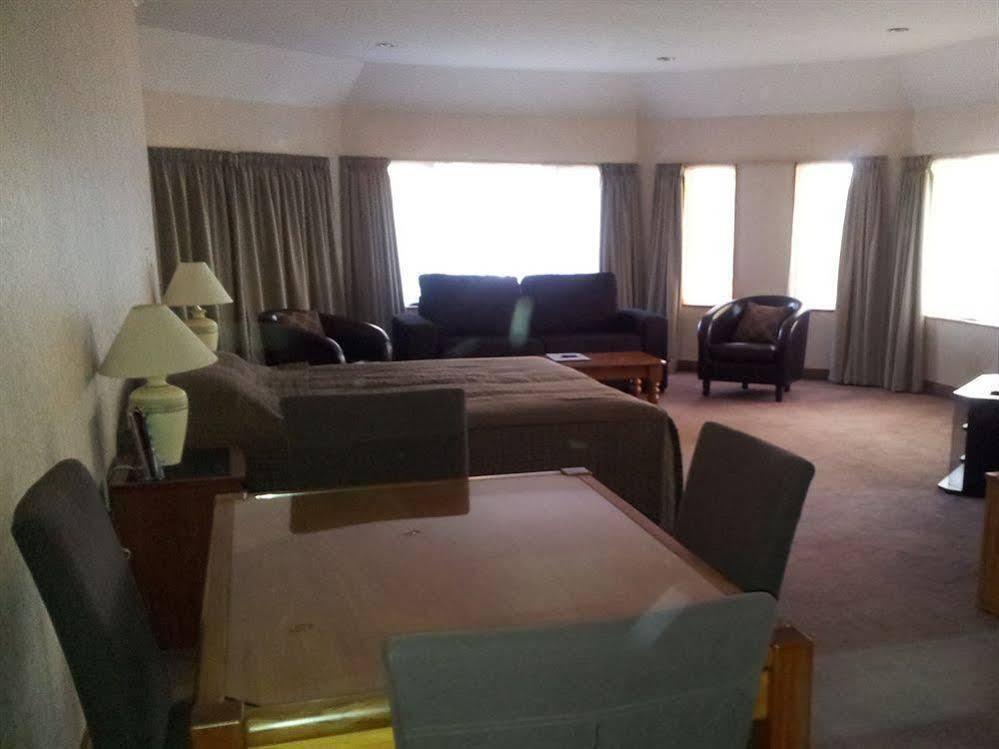 Fitzherbert Castle Motel Палмерстън Норт Екстериор снимка