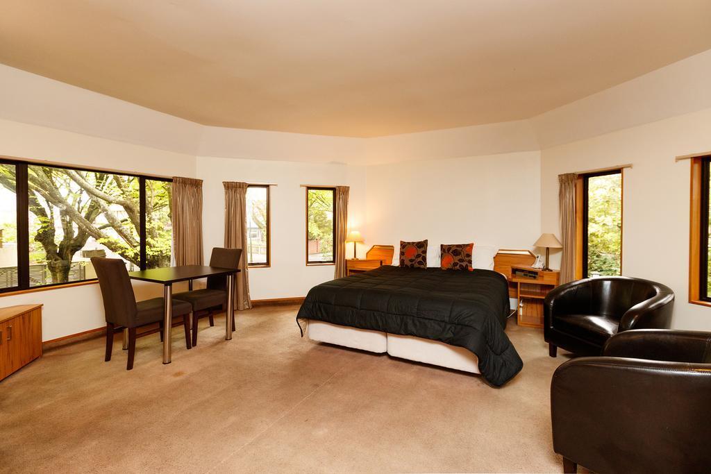 Fitzherbert Castle Motel Палмерстън Норт Екстериор снимка